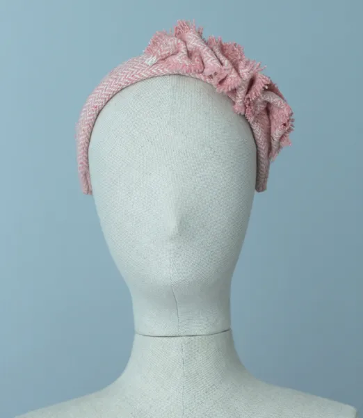 Sztywna opaska do włosów różowa ze zdobieniem. Sztywna opaska do włosów różowa ze zdobieniem.