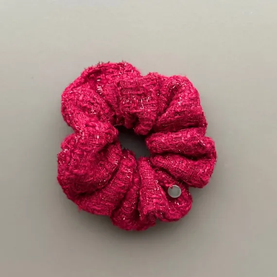 Mała gumka z tweedu w kolorze czerwieni