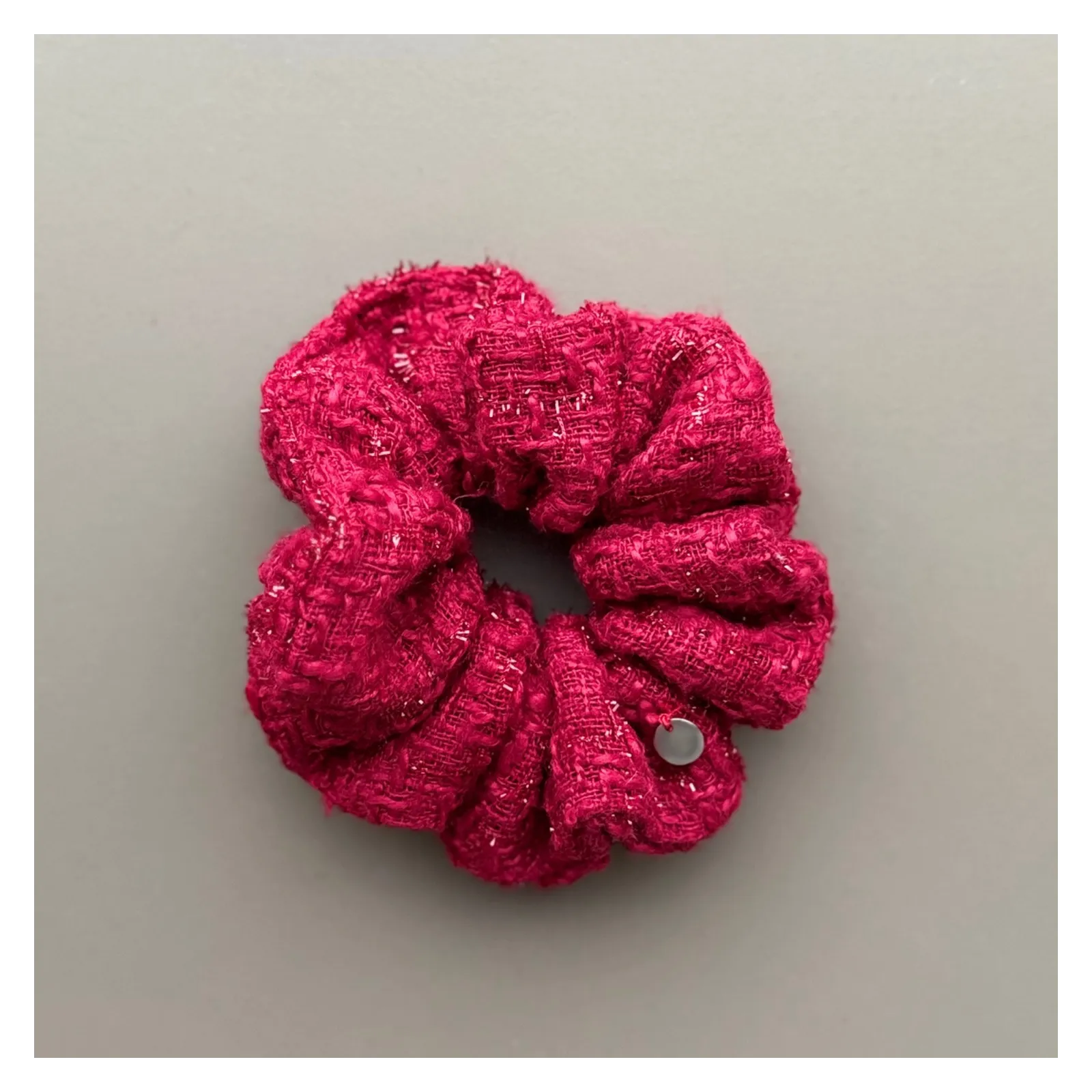 Mała gumka z tweedu w kolorze czerwieni