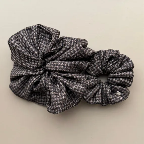 Duża gumka do włosów w beżowo- brązową kratę