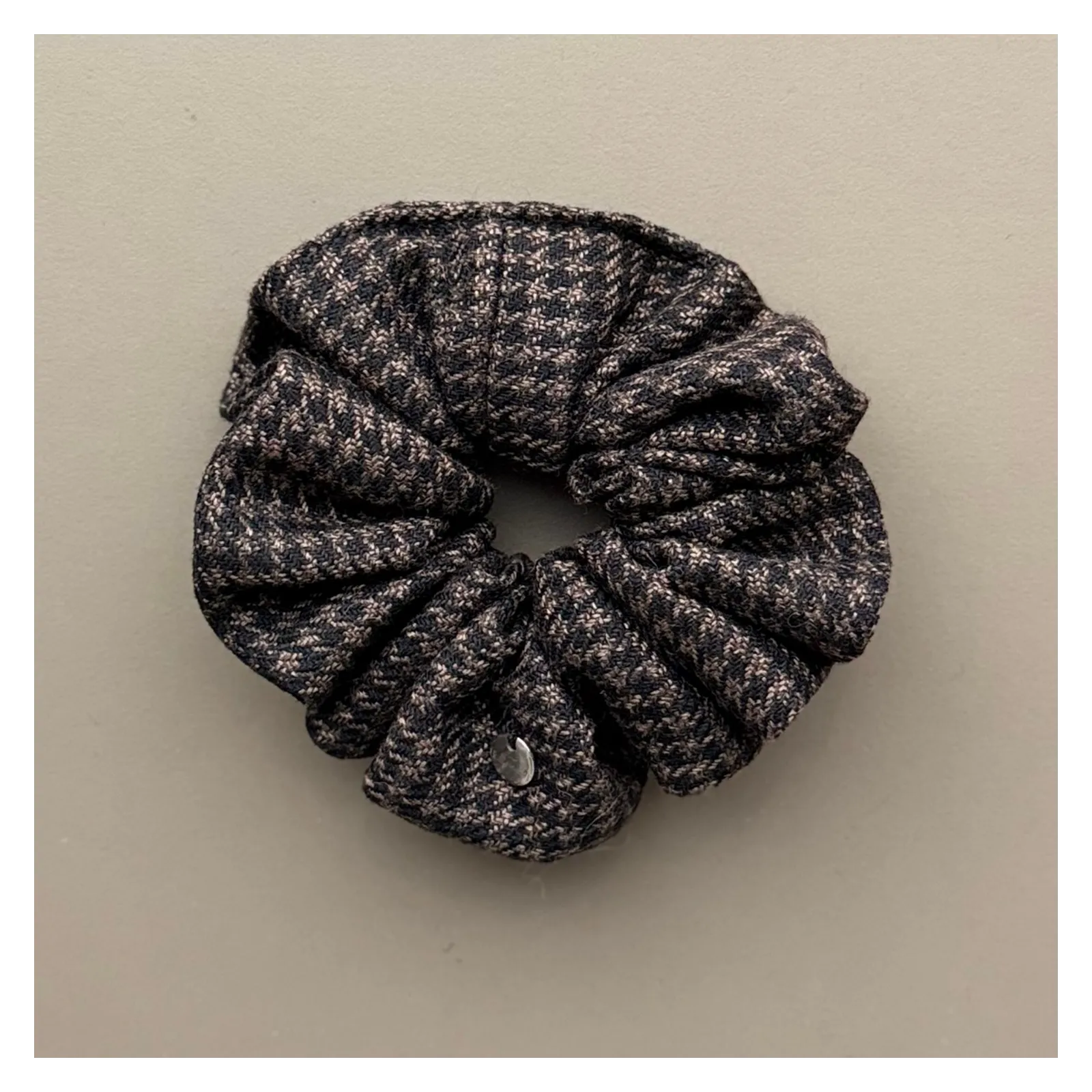 Duża gumka do włosów w beżowo- brązową kratę