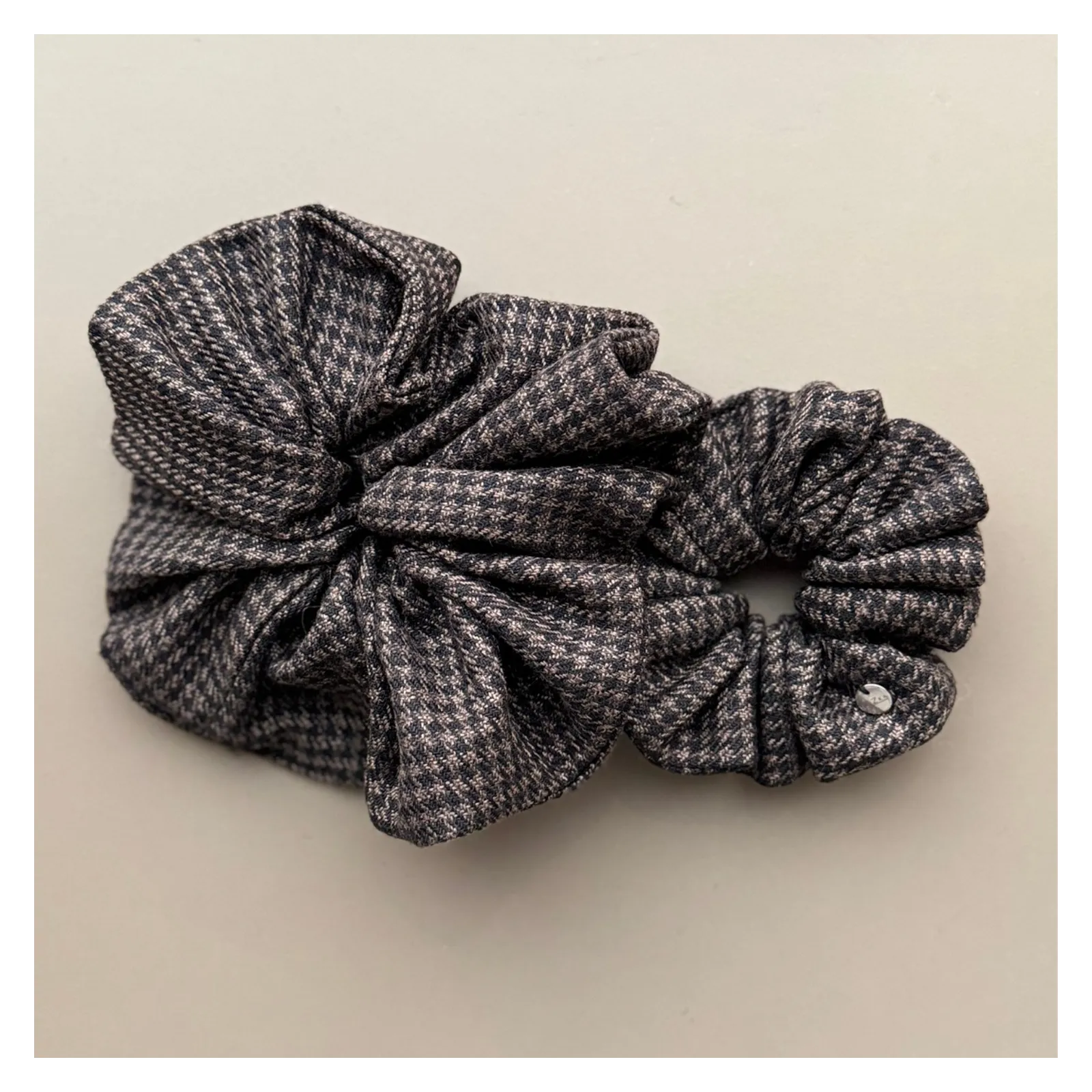 Duża gumka do włosów w  brązowo-czarną  kratę