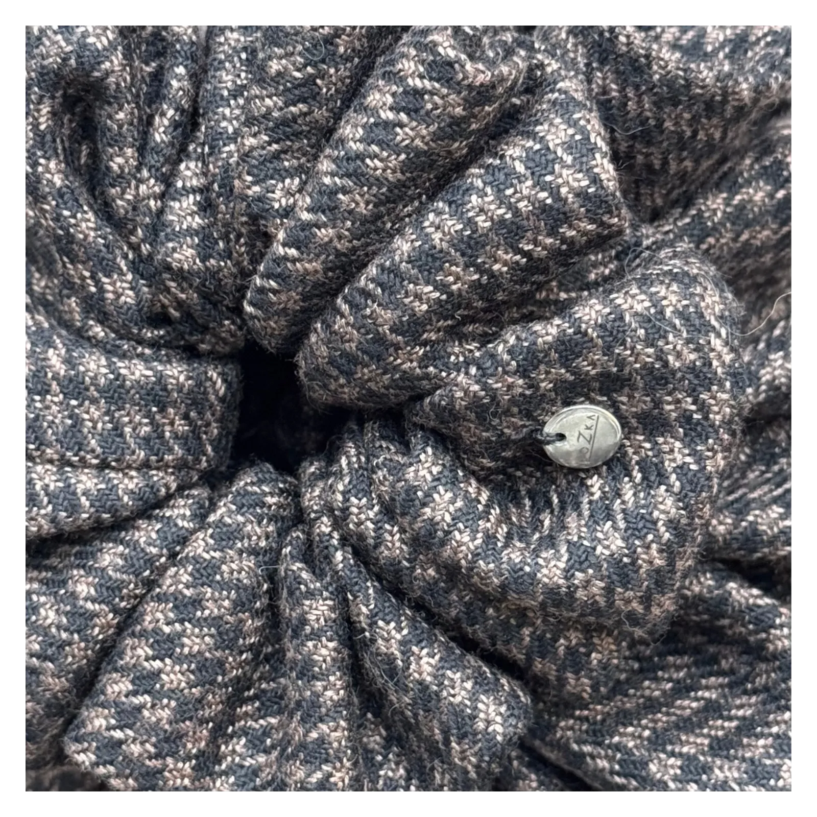 Duża gumka do włosów w  brązowo-czarną  kratę