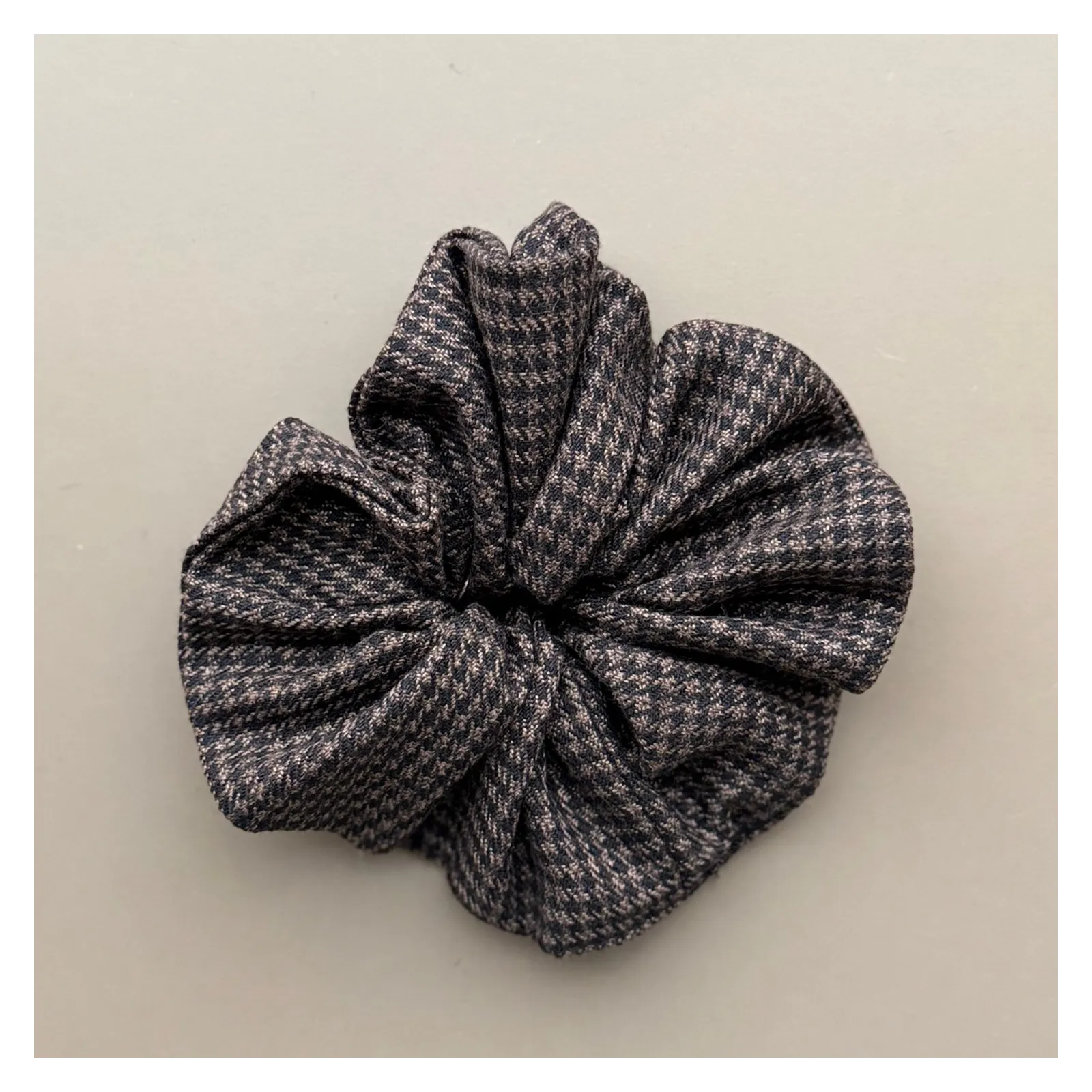 Duża gumka do włosów w  brązowo-czarną  kratę