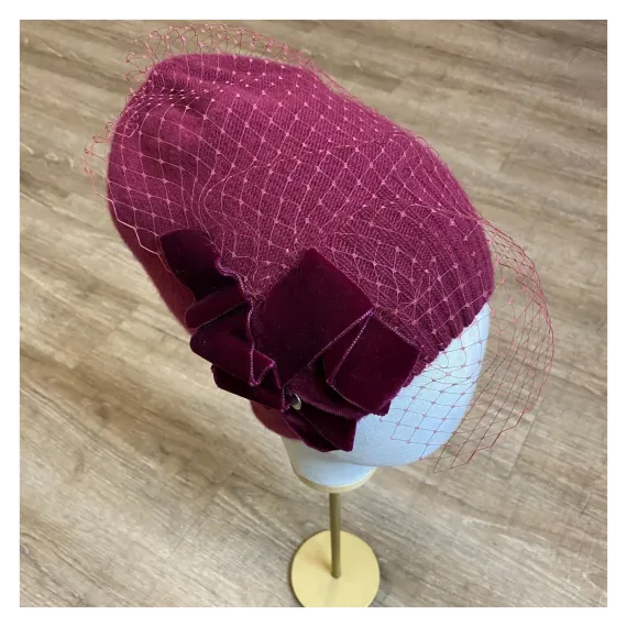 Burgundowa zdobiona czapka wełniana z woalką i kokardą.