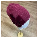 Burgundowa zdobiona czapka wełniana z woalką i kokardą.
