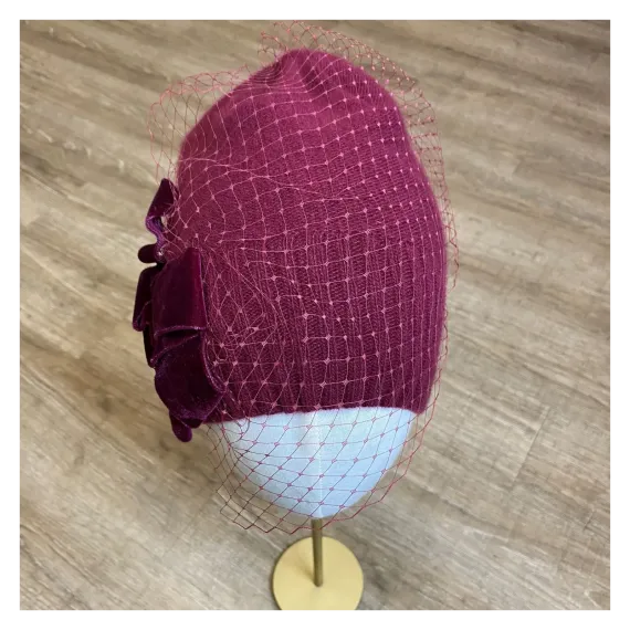 Burgundowa zdobiona czapka wełniana z woalką i kokardą.