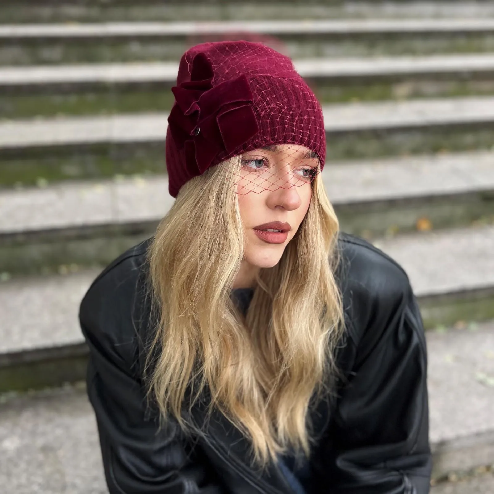 Burgundowa zdobiona czapka wełniana z woalką i kokardą.