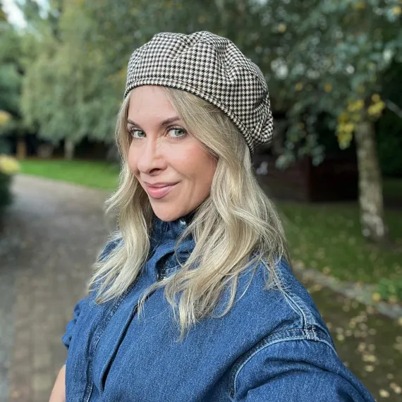 Damski beret w czarno-beżową pepitkę