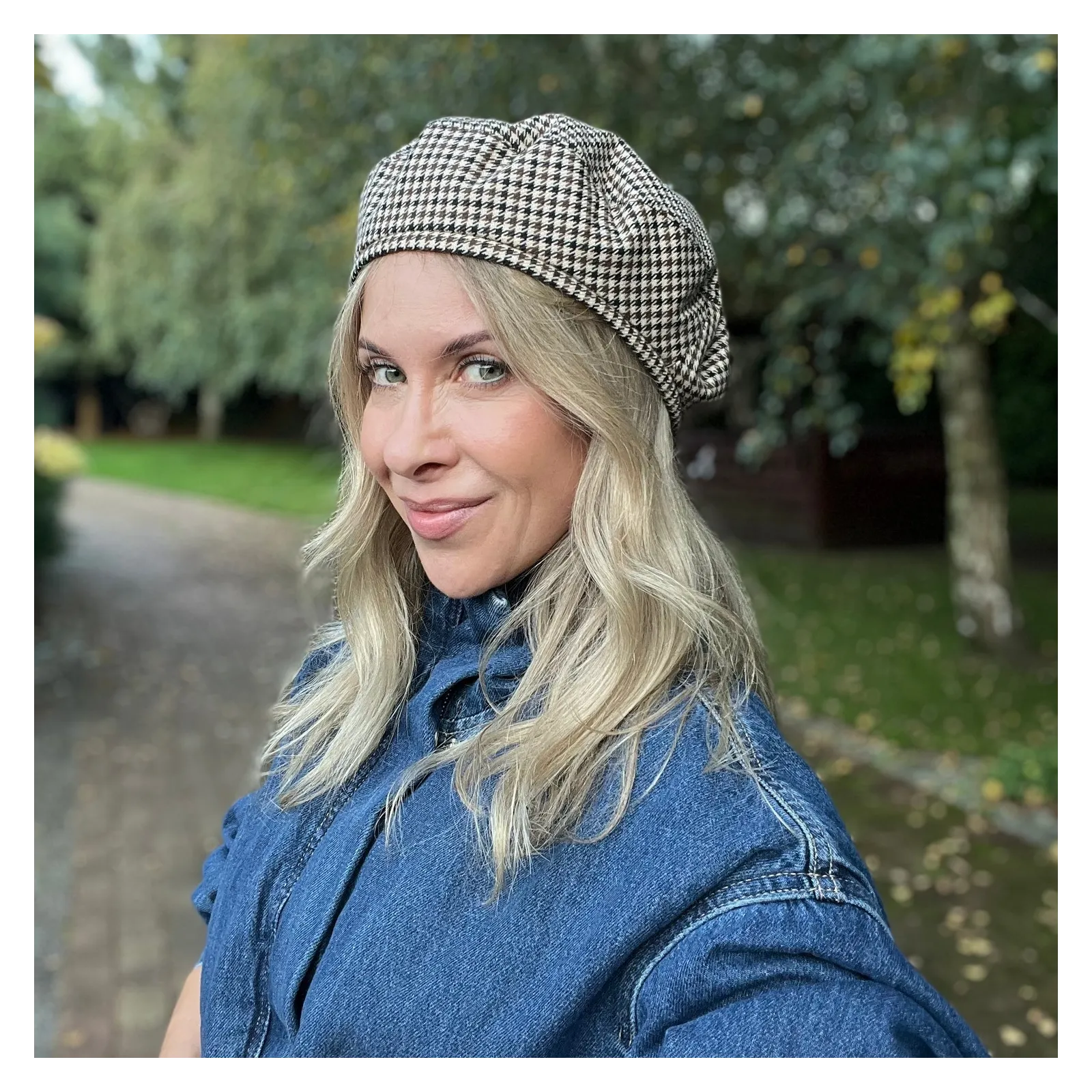 Damski beret w czarno-beżową pepitkę