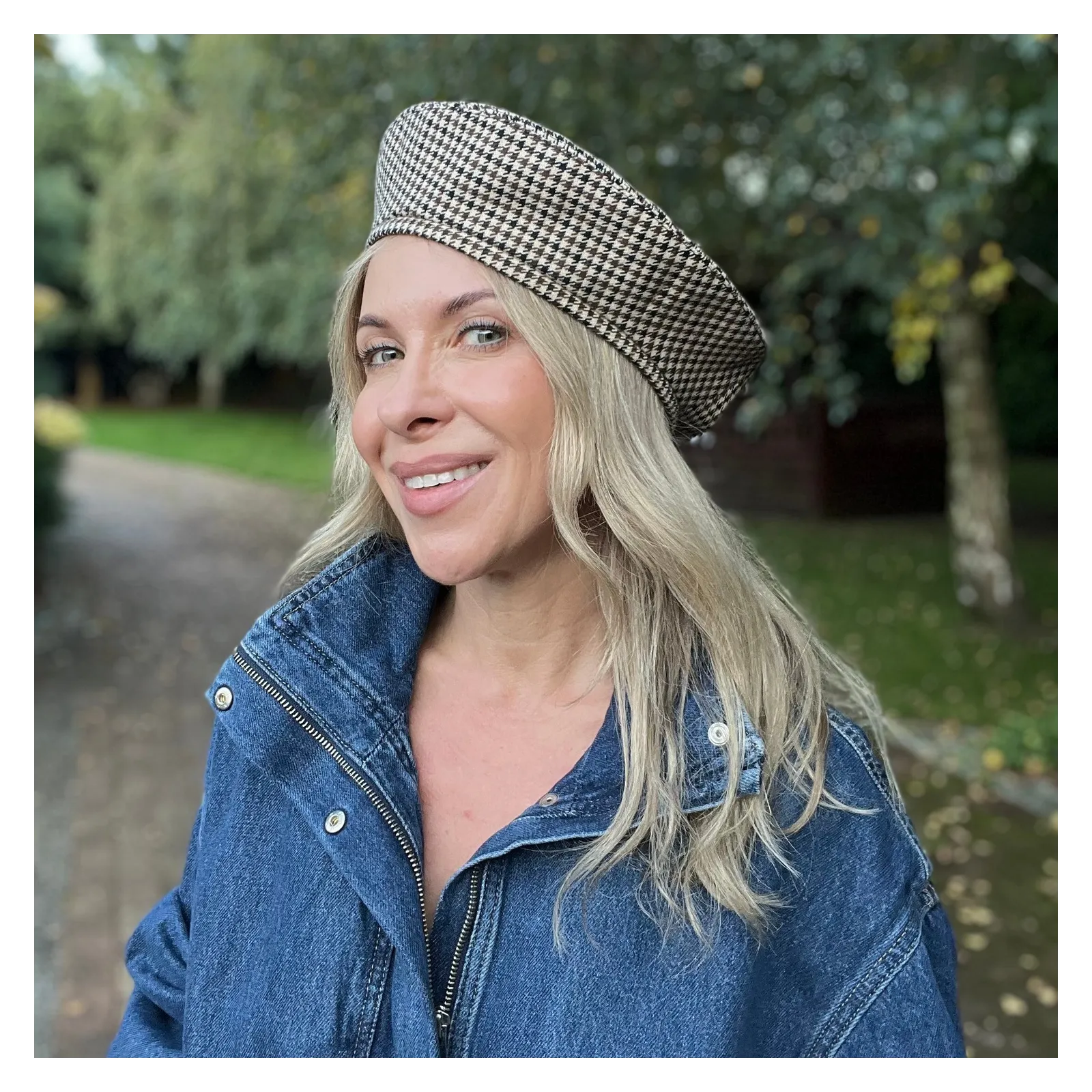 Damski beret w czarno-beżową pepitkę