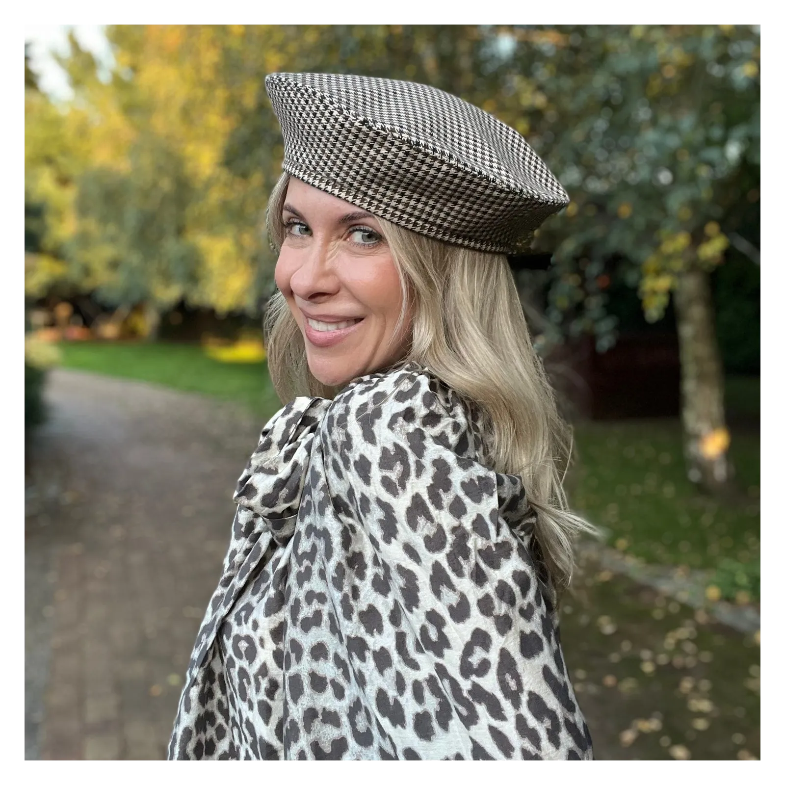 Damski beret w czarno-beżową pepitkę