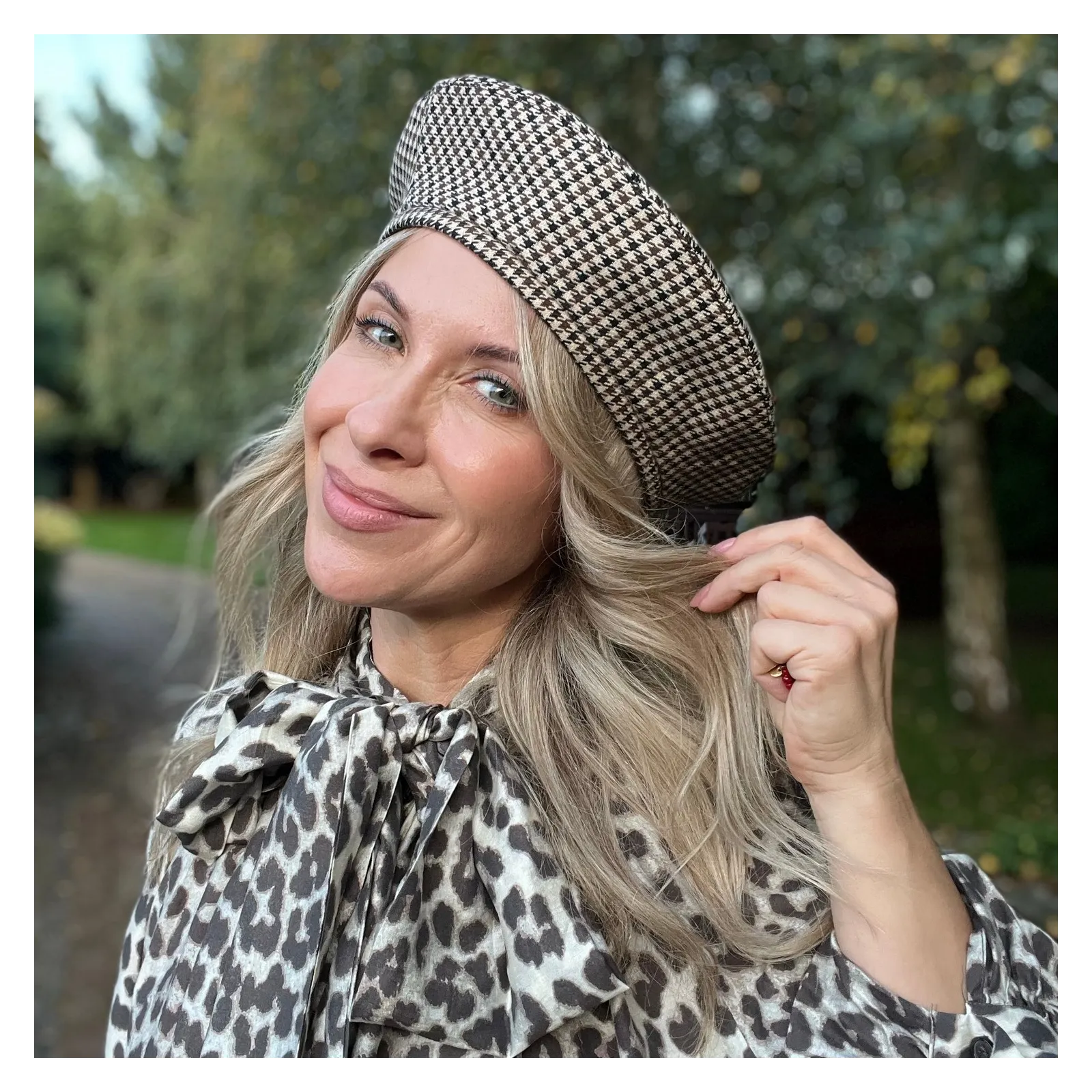 Damski beret w czarno-beżową pepitkę