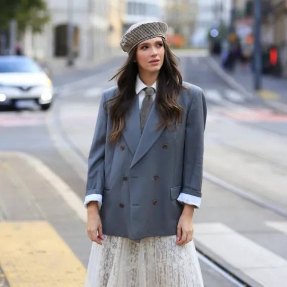 Damski beret w czarno-beżową pepitkę