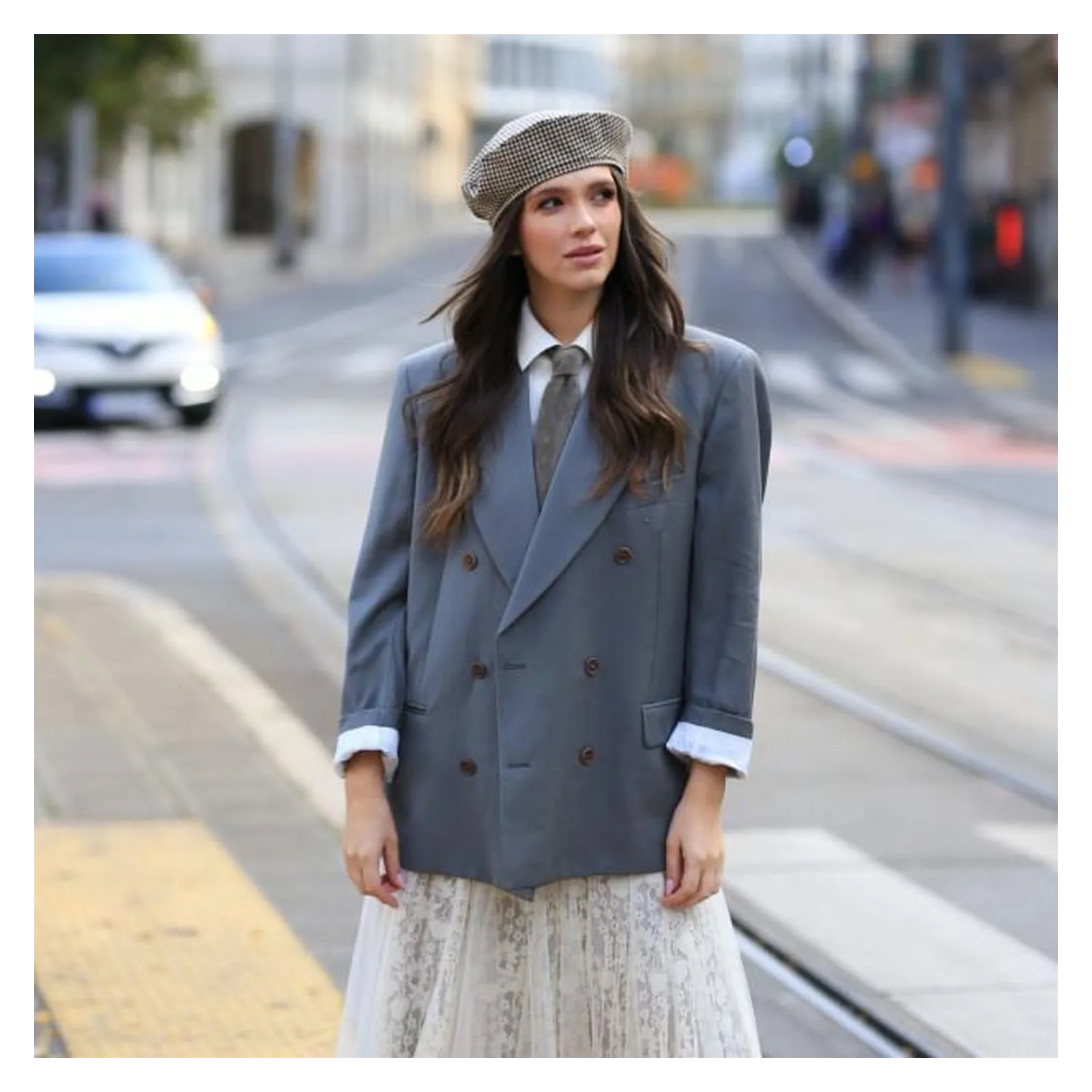 Damski beret w czarno-beżową pepitkę