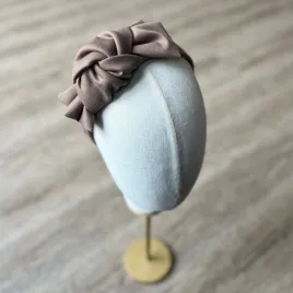 Beżowa urocza opaska z kokardą.