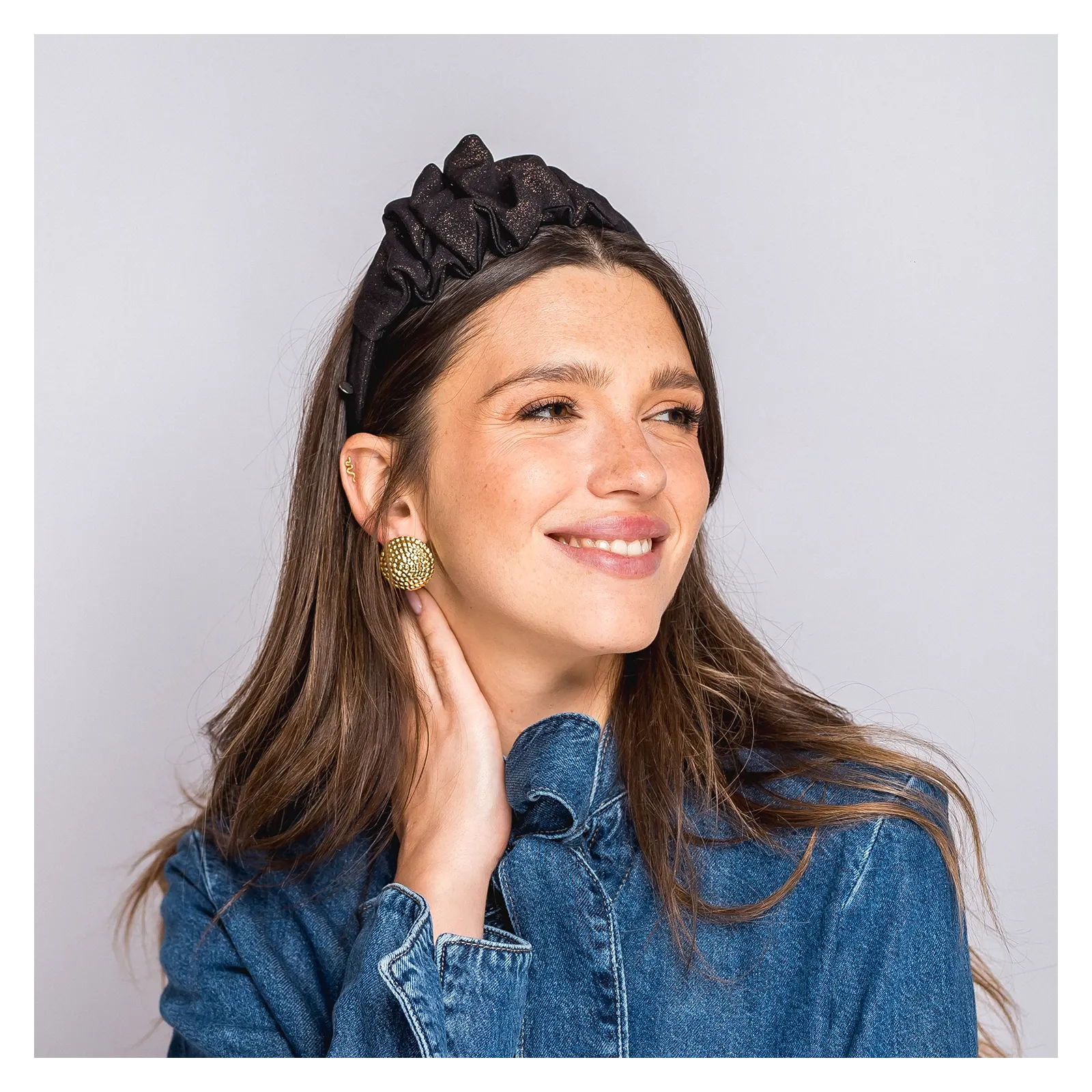 Czekoladowa opaska z niewielką ozdobą.