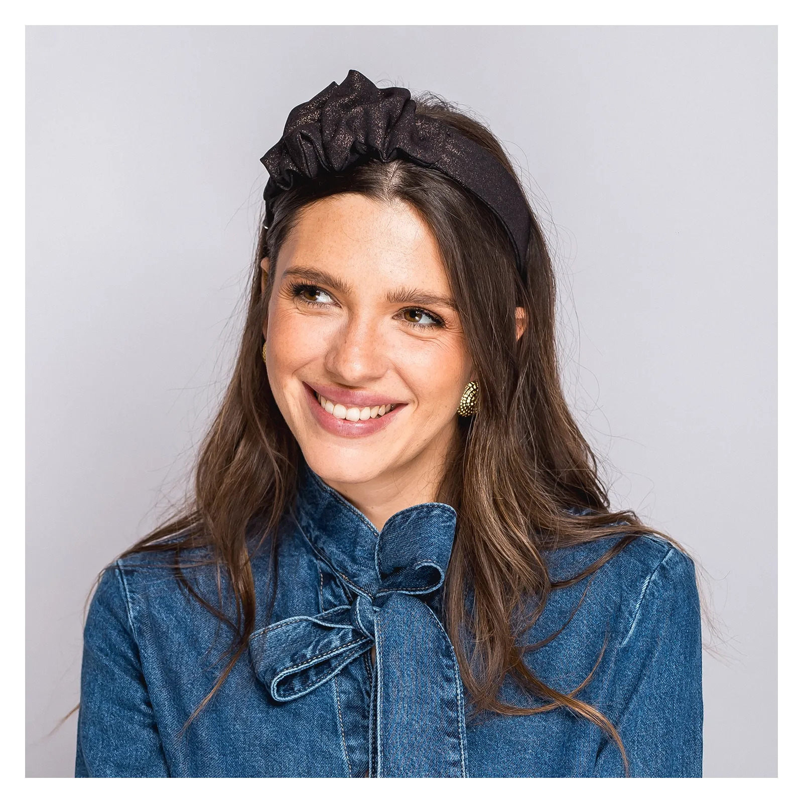 Czekoladowa opaska z niewielką ozdobą.