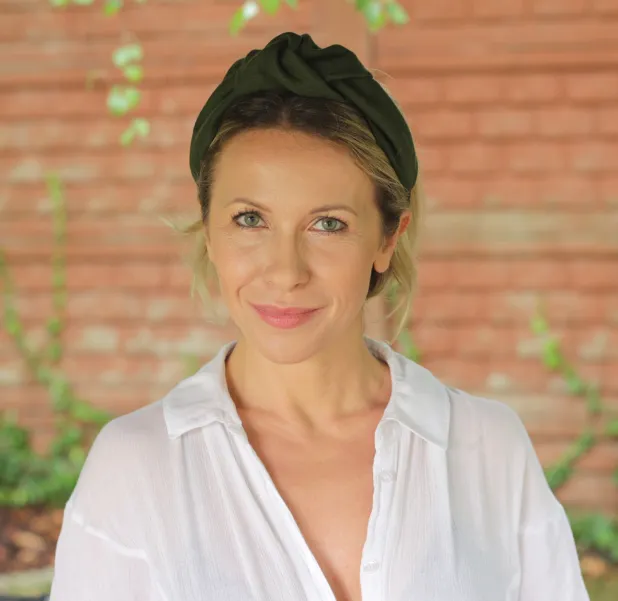 Stylowa zielona opaska na głowę na lato z naturalnego lnu.