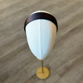 Minimalistyczna satynowa opaska w kolorze czekolady
