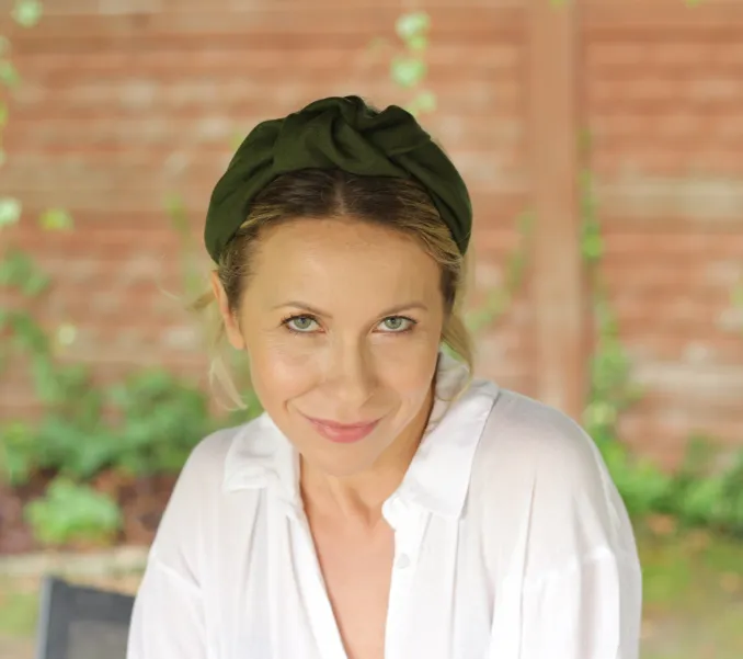 Stylowa zielona opaska na głowę na lato z naturalnego lnu.