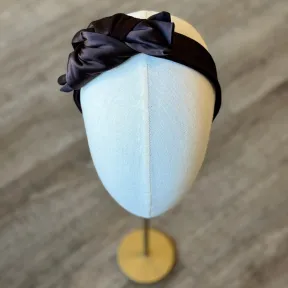 Satynowa opaska do włosów – czekoladowa kokarda