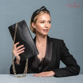 Sztywna torebka o ciekawym kształcie do noszenia na wiele sposobów.