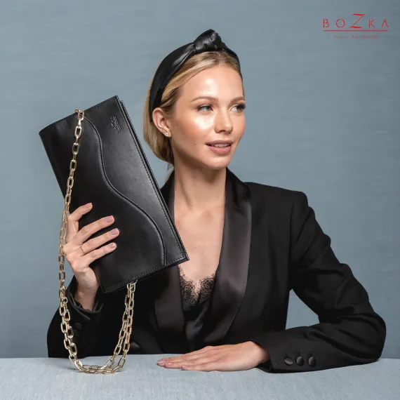 Sztywna torebka o ciekawym kształcie do noszenia na wiele sposobów.