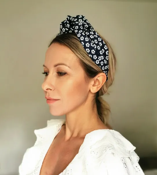 Szeroka opaska do włosów z węzłem niebieska łączka.