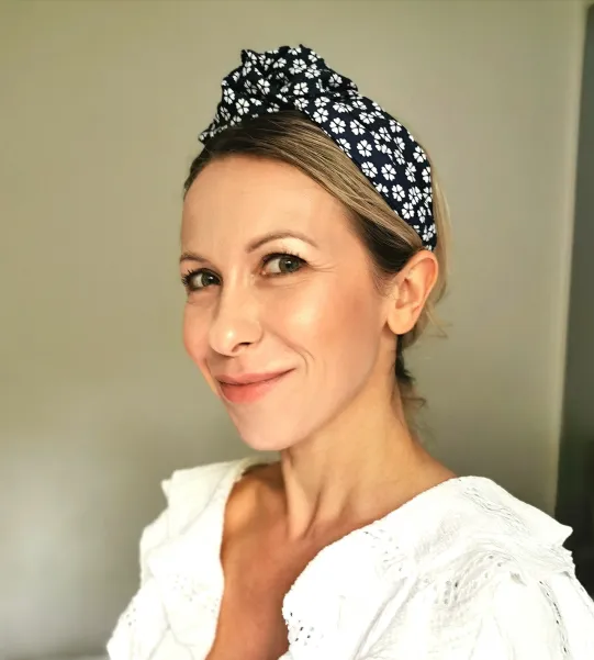 Szeroka opaska do włosów z węzłem niebieska łączka.