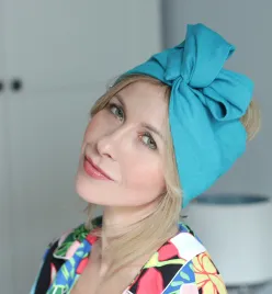 Szeroka lniana opaska na włosy plażowa.