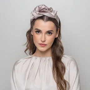 Elegancka opaska na głowę szlachetny perłowy beż.