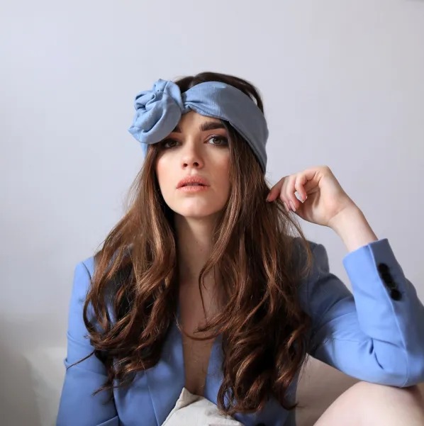 Opaska turban damska laniana w odcieniu baby blue.