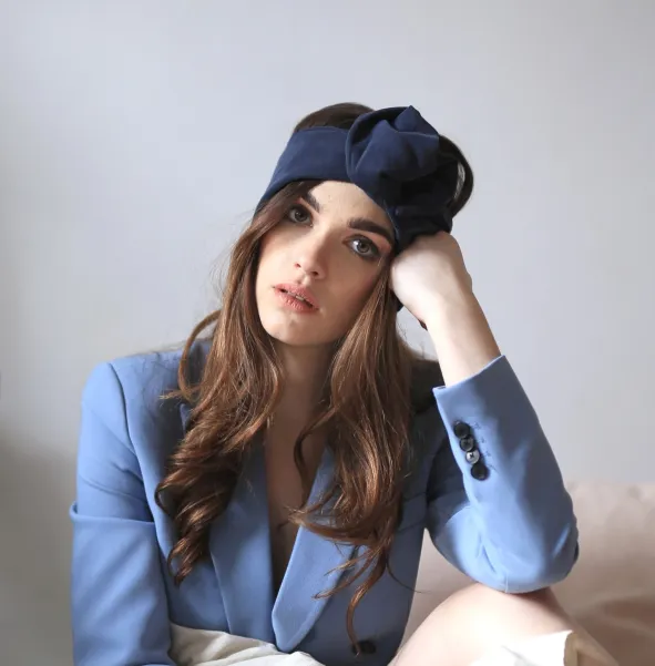 Przewiewna szeroka opaska z drutem granatowa.