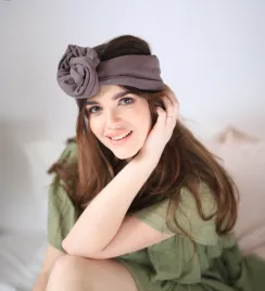 Opaska turban damska w odcieniu chłodnego brązu.