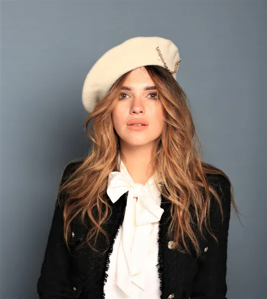 Beret wełniany ecru z charakternym zdobieniem.