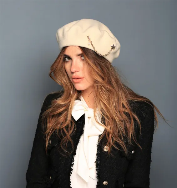 Beret wełniany ecru z charakternym zdobieniem.