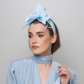 Opaska koktajlowa z kwiatem w kolorze baby blue