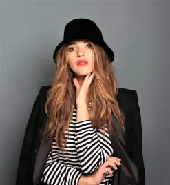 Czarny elegancki kapelusik rybaka premium.