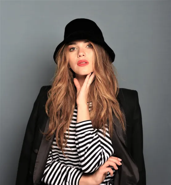 Czarny elegancki kapelusik rybaka premium.