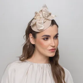 Elegancki toczek damski w odcieniu szlachetnego beżu