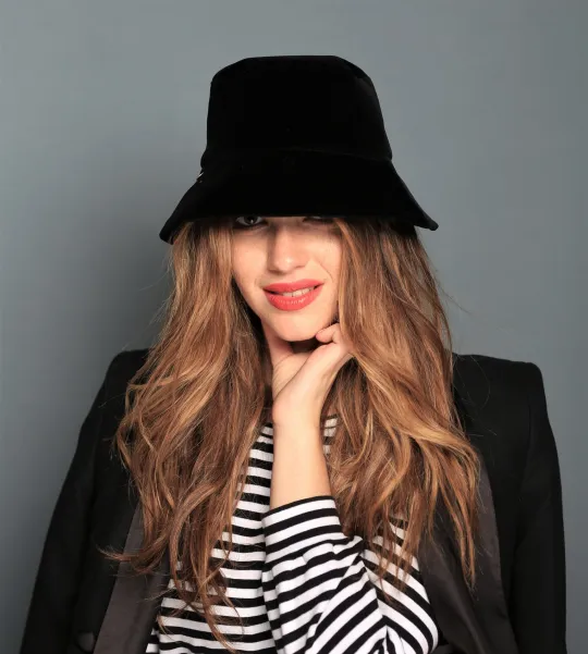 Czarny elegancki kapelusik rybaka premium.