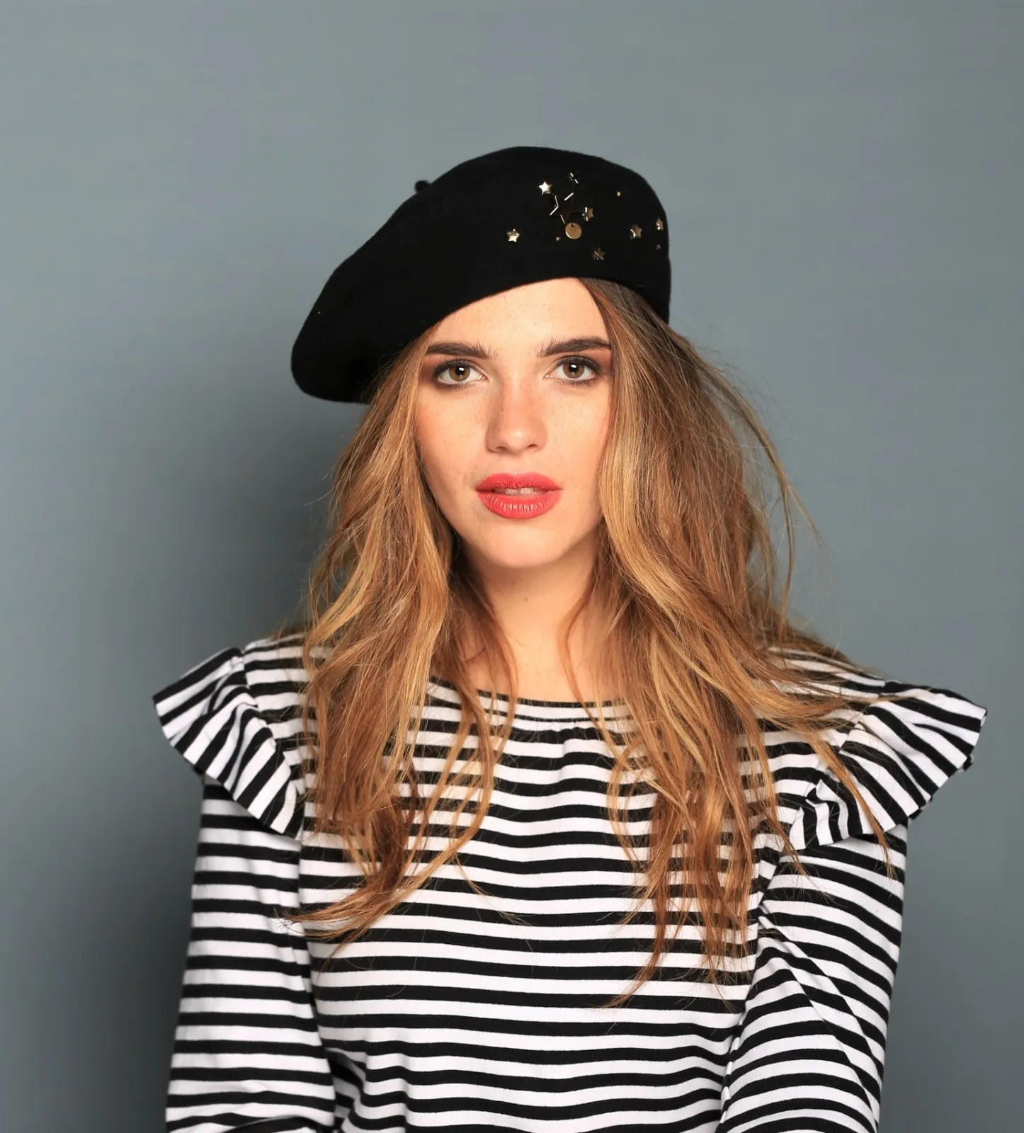 Gwiezdny beret damski z biżuteryjnym zdobieniem.