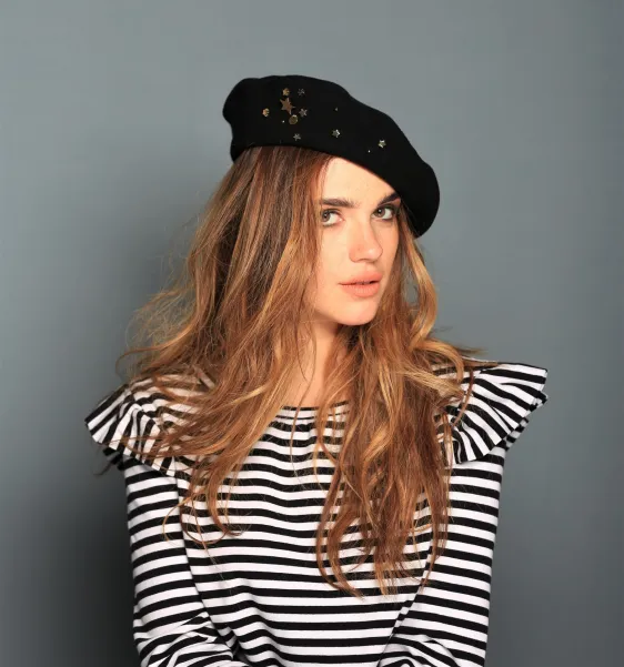 Gwiezdny beret damski z biżuteryjnym zdobieniem.