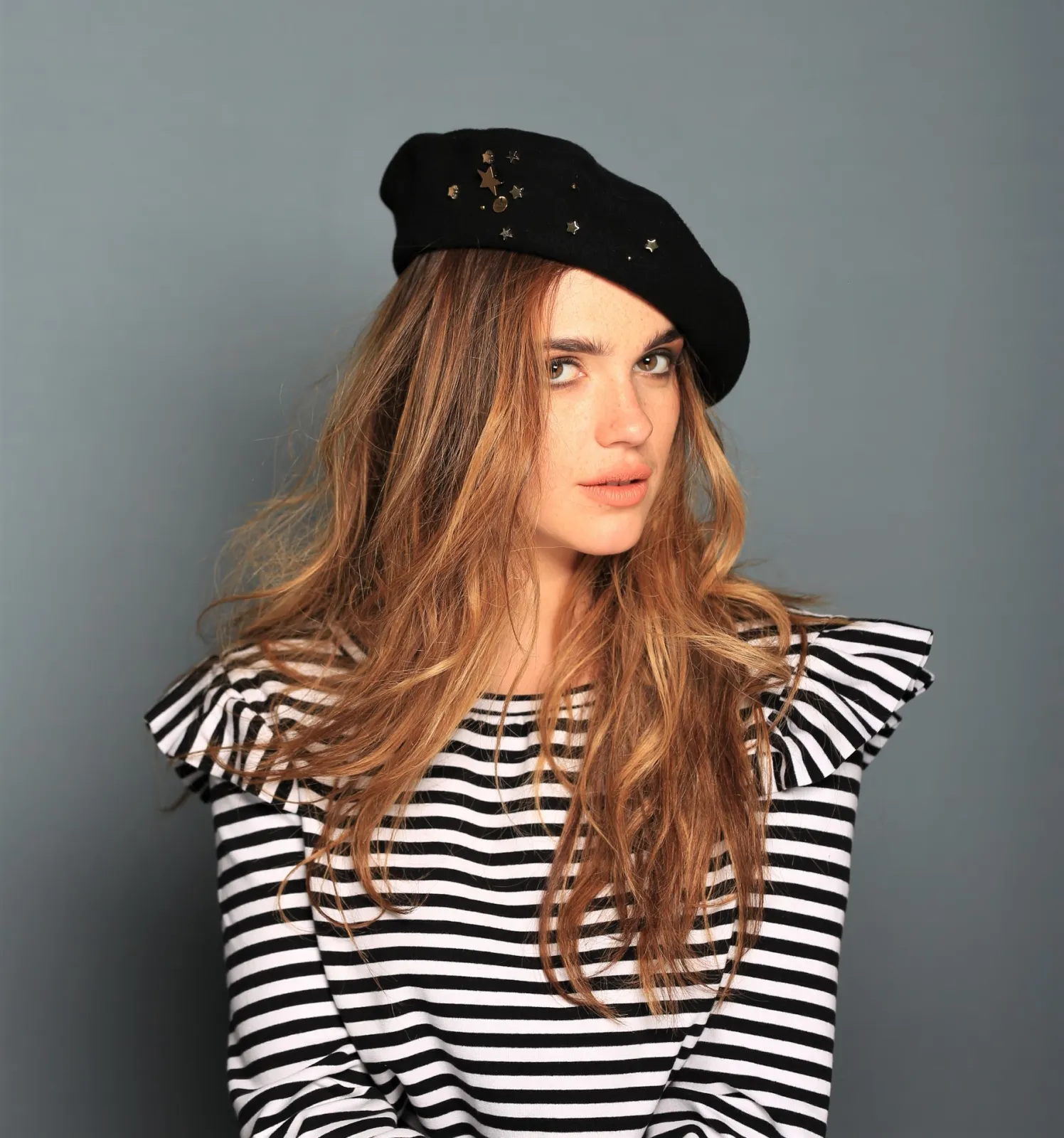 Gwiezdny beret damski z biżuteryjnym zdobieniem.