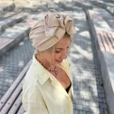 Turban z ozdobą damski muślinowy piaskowy beż