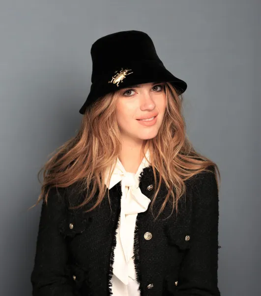 Elegancki aksamitny kapelusik ze złotym chrząszczem.