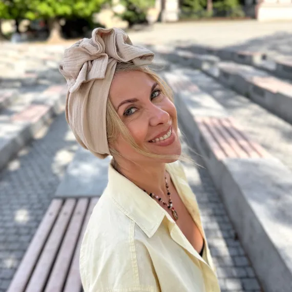 Turban z ozdobą damski muślinowy piaskowy beż