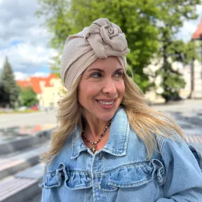 Turban z różą damski muślinowy jasny piaskowy beż