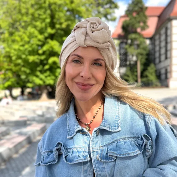 Turban z różą damski muślinowy jasny piaskowy beż